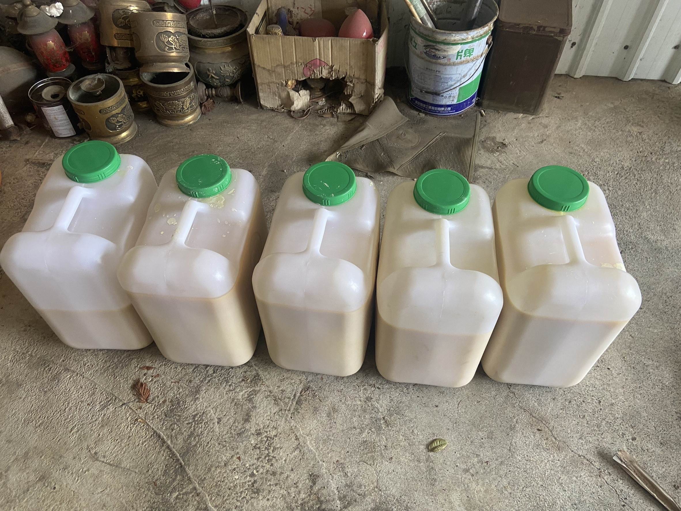 照片7-查扣5桶第三級毒品甲基甲基卡西酮（喵喵）半成品121.35公斤_0