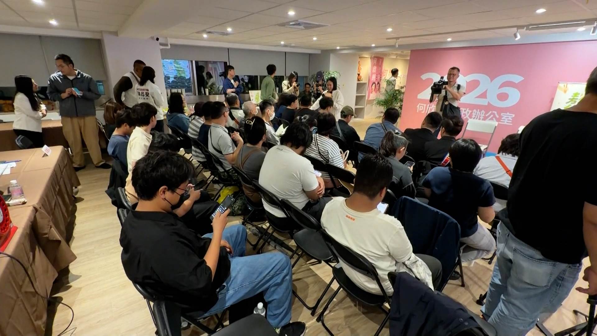 L BAR_整點用(修邊).00_11_16_08.Still080