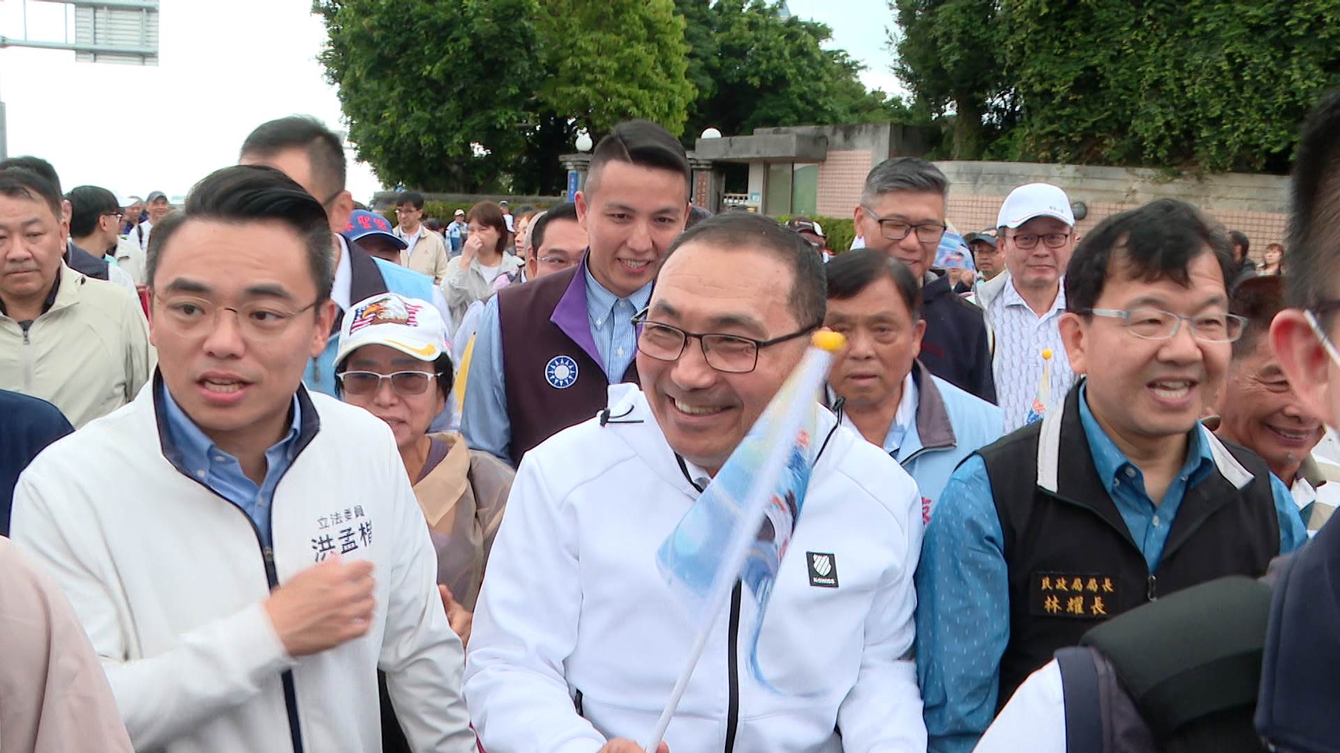 侯友宜市長也親自走上橋面，與市民一同從不同角度欣賞淡水河口的壯麗景色。（圖／東森新聞）