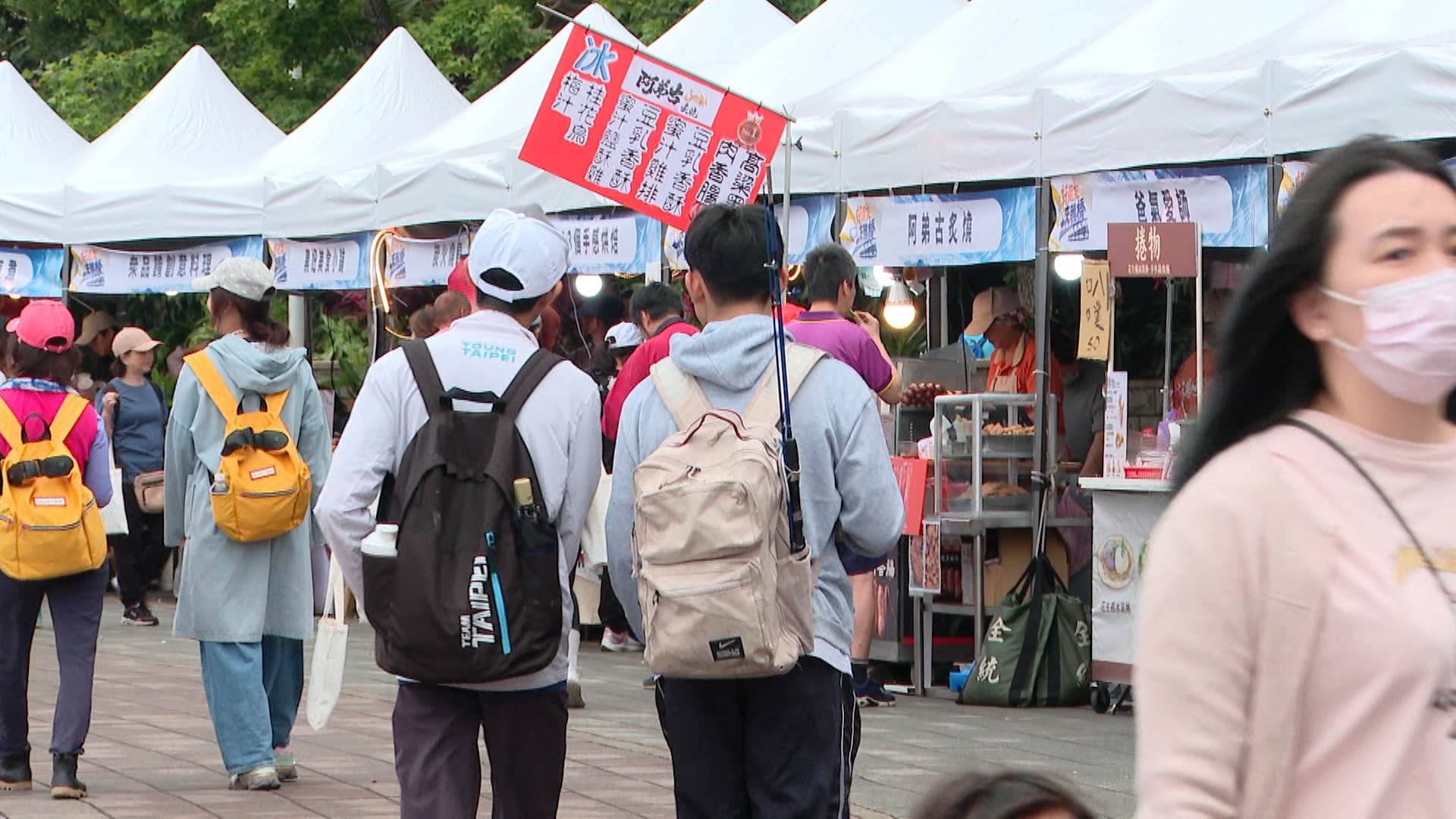完成 2.5 公里健行後，現場還有特色市集與美食胖卡，讓大家邊逛邊補充能量。（圖／東森新聞）