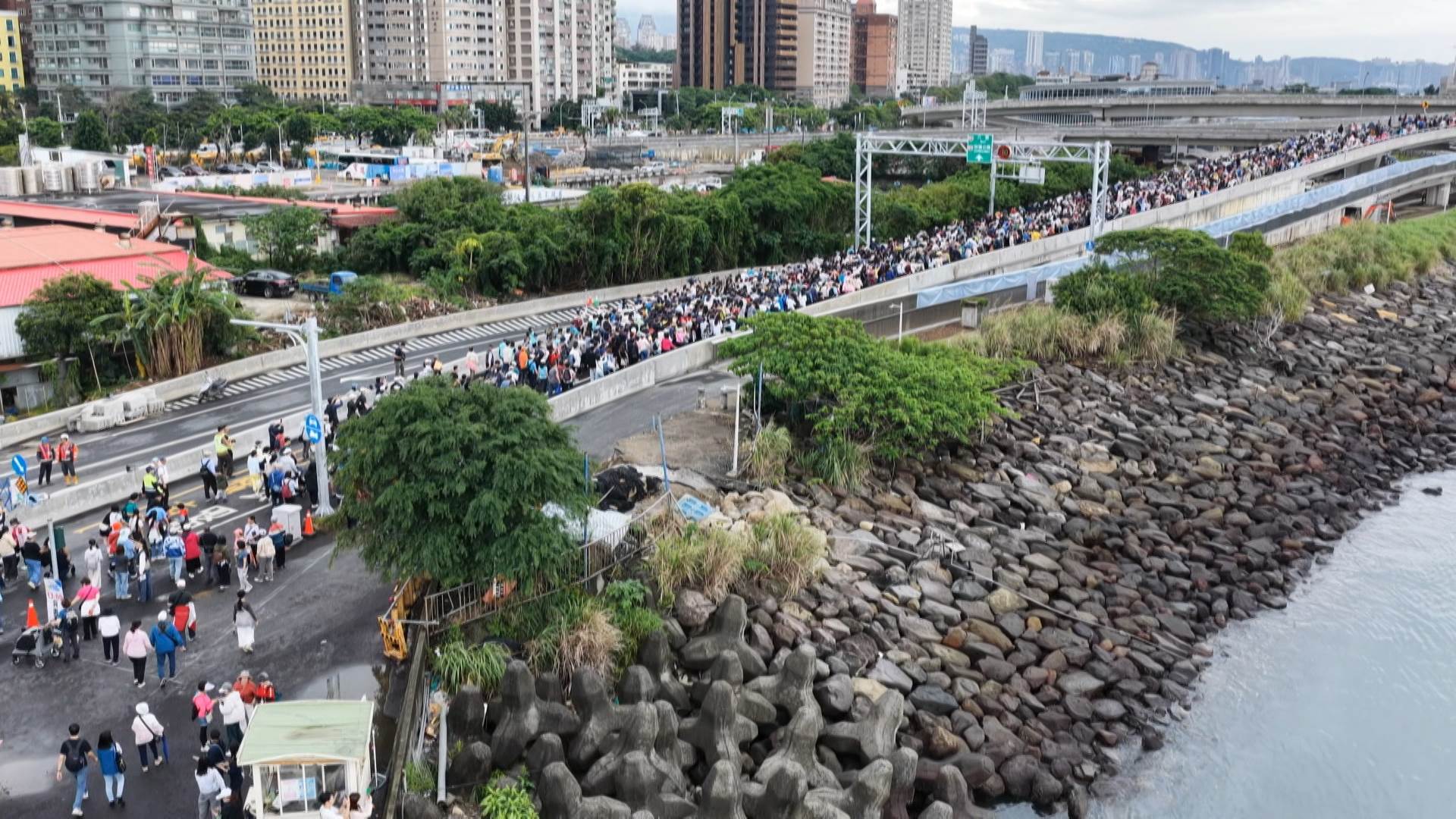 活動全天吸引超過十萬人次湧入淡水，創下史無前例的震撼紀錄。（圖／東森新聞）