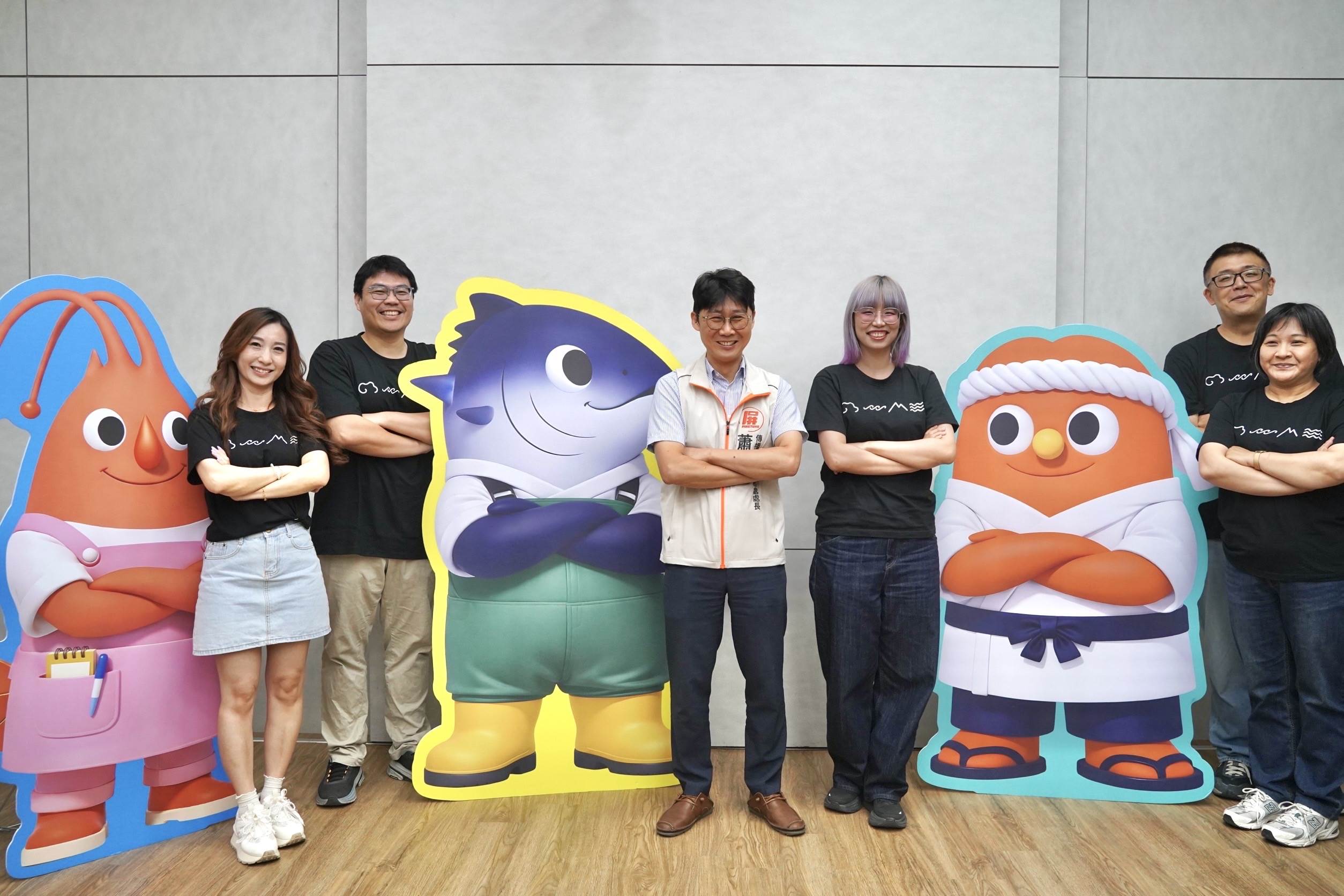 今年主視覺跳脫以往設計，將「東港三寶」黑鮪魚、櫻花蝦與油魚子擬人化，打造逗趣可_0