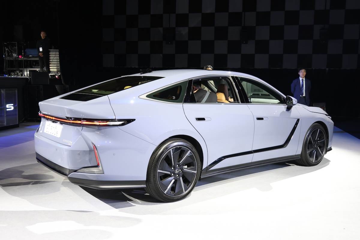 外觀汲取LF-ZC概念車靈感，透過「Spindle Body」紡錘車體、雙箭型頭燈與LEXUS字樣貫穿式尾燈設計。（圖／Jsaon Hu提供）