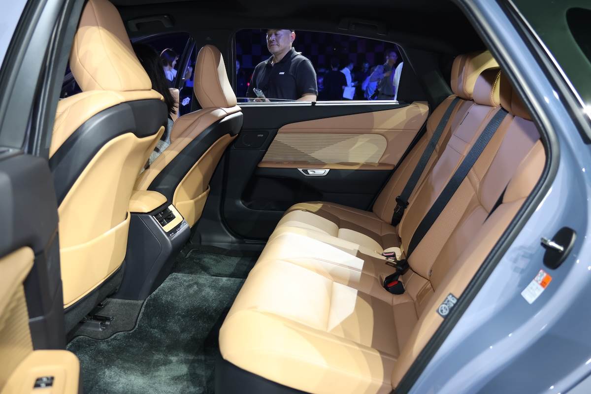 受惠於加長的軸距，後座空間十分寬敞。（圖／Jsaon Hu提供）