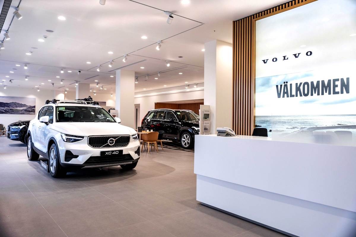 一樓設有85坪的新車展示區，可同時陳列4部最新車款供消費者現場體驗。（圖／國際富豪汽車提供）