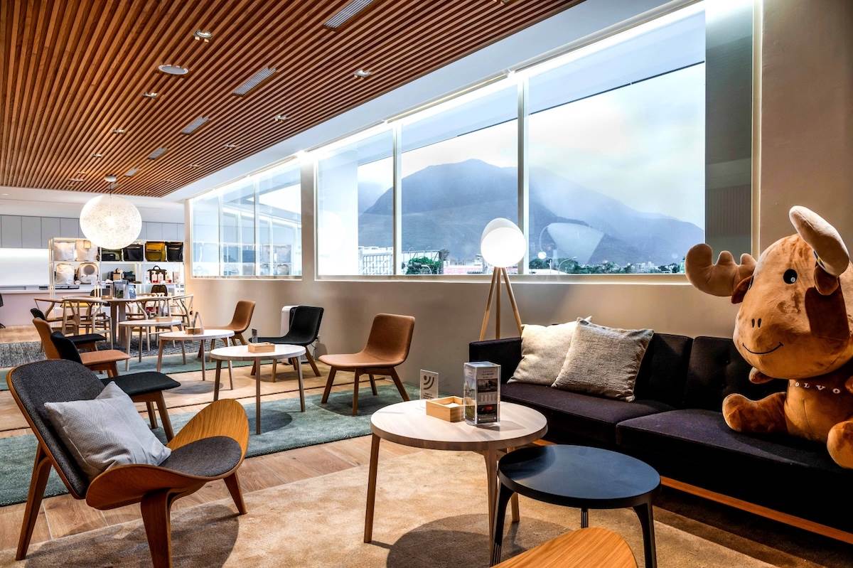 二樓則規劃80坪的客戶休憩空間，採大面積落地窗設計，將戶外山景引入室內。（圖／國際富豪汽車提供）