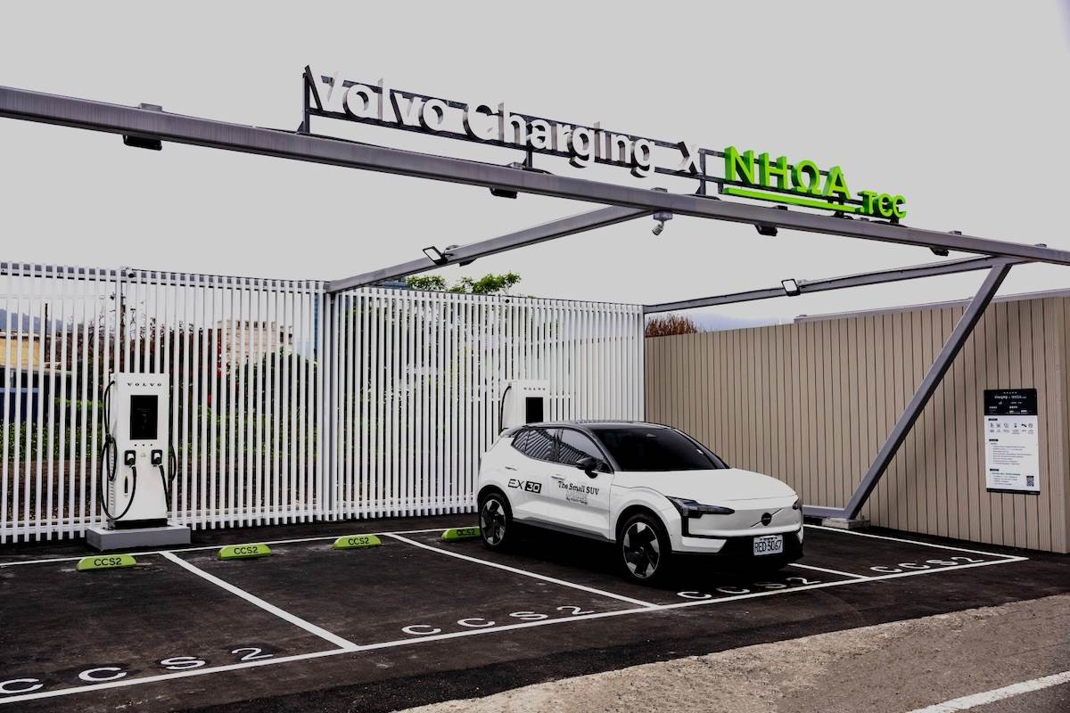 VOLVO匯承花蓮中心與台泥儲能NHOA.TCC合作，於展示中心旁設置充電專區，導入台泥儲能水泥儲能櫃及能源管理系統。（圖／國際富豪汽車提供）