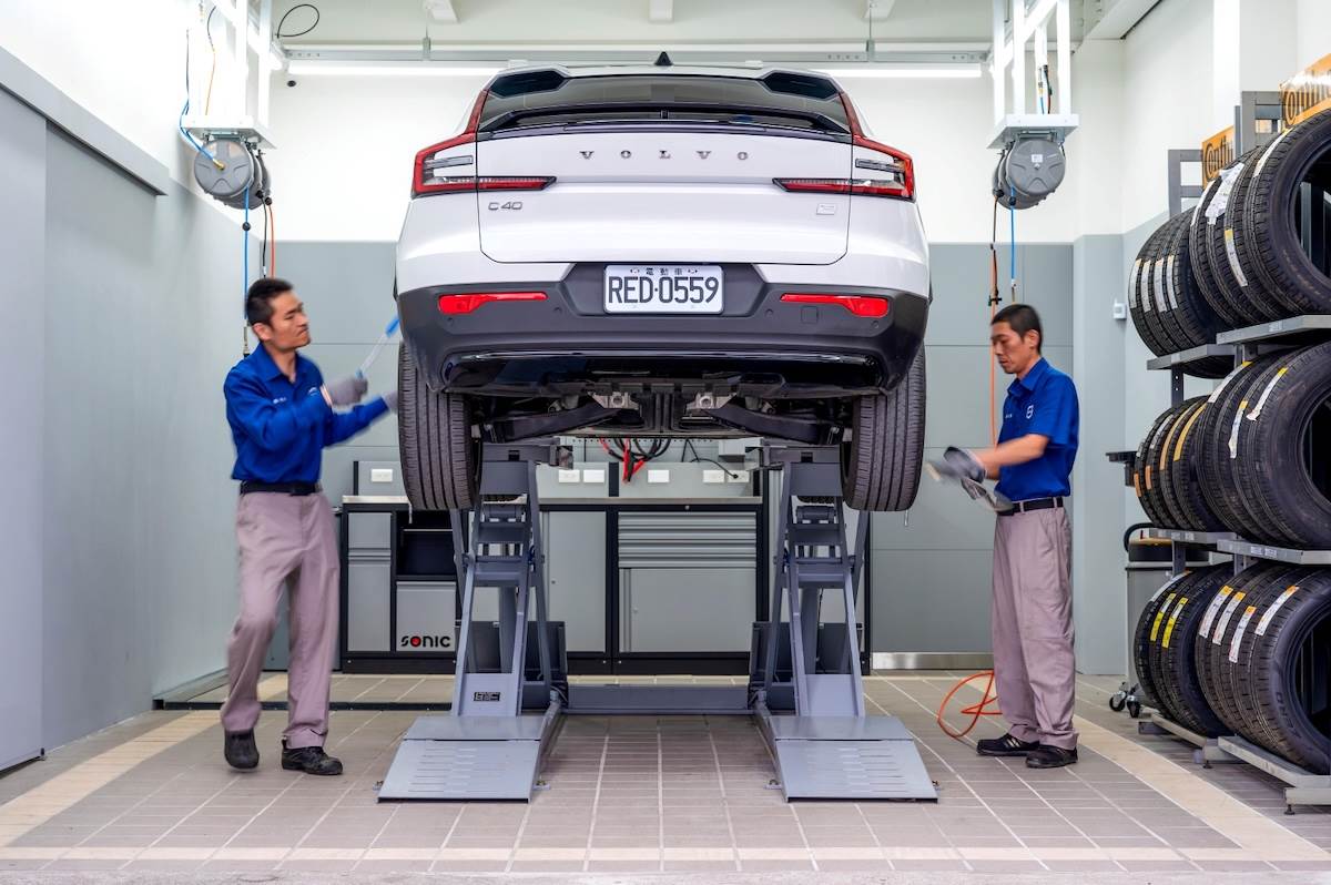 600坪的服務廠區內含3個專業維修工位，可支援燃油車及純電車款的例行保養與維修。（圖／國際富豪汽車提供）