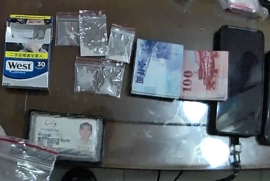 雄哥毒品案相片04-查扣不法現金及手機