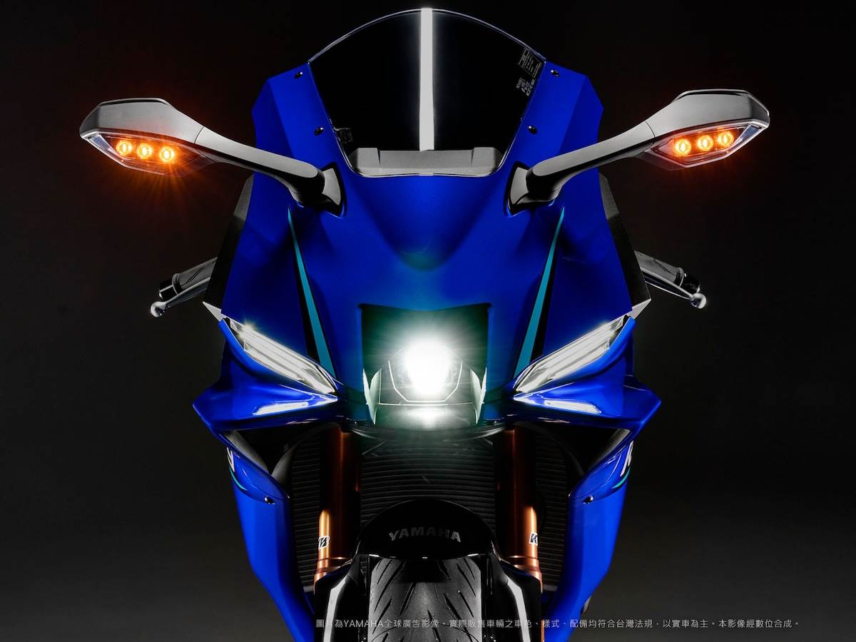 車身前端設有承襲賽道思維的前翼片設計，可於高速行駛時產生約6至7%的下壓力。（圖／台灣山葉提供）