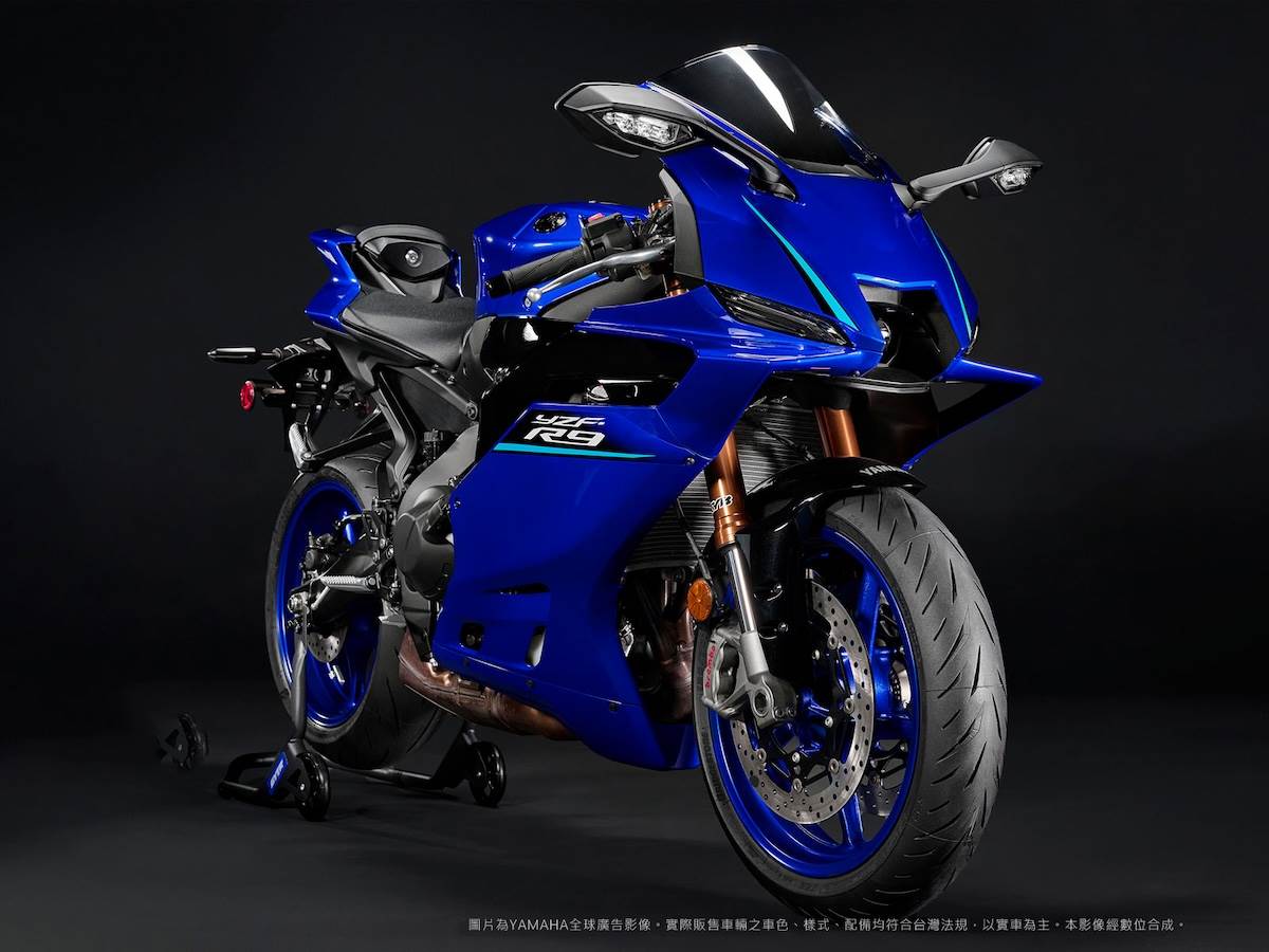 前方採用源自賽車開發的KYB全可調倒立式前叉，具備高低速阻尼分離調教設計。（圖／台灣山葉提供）