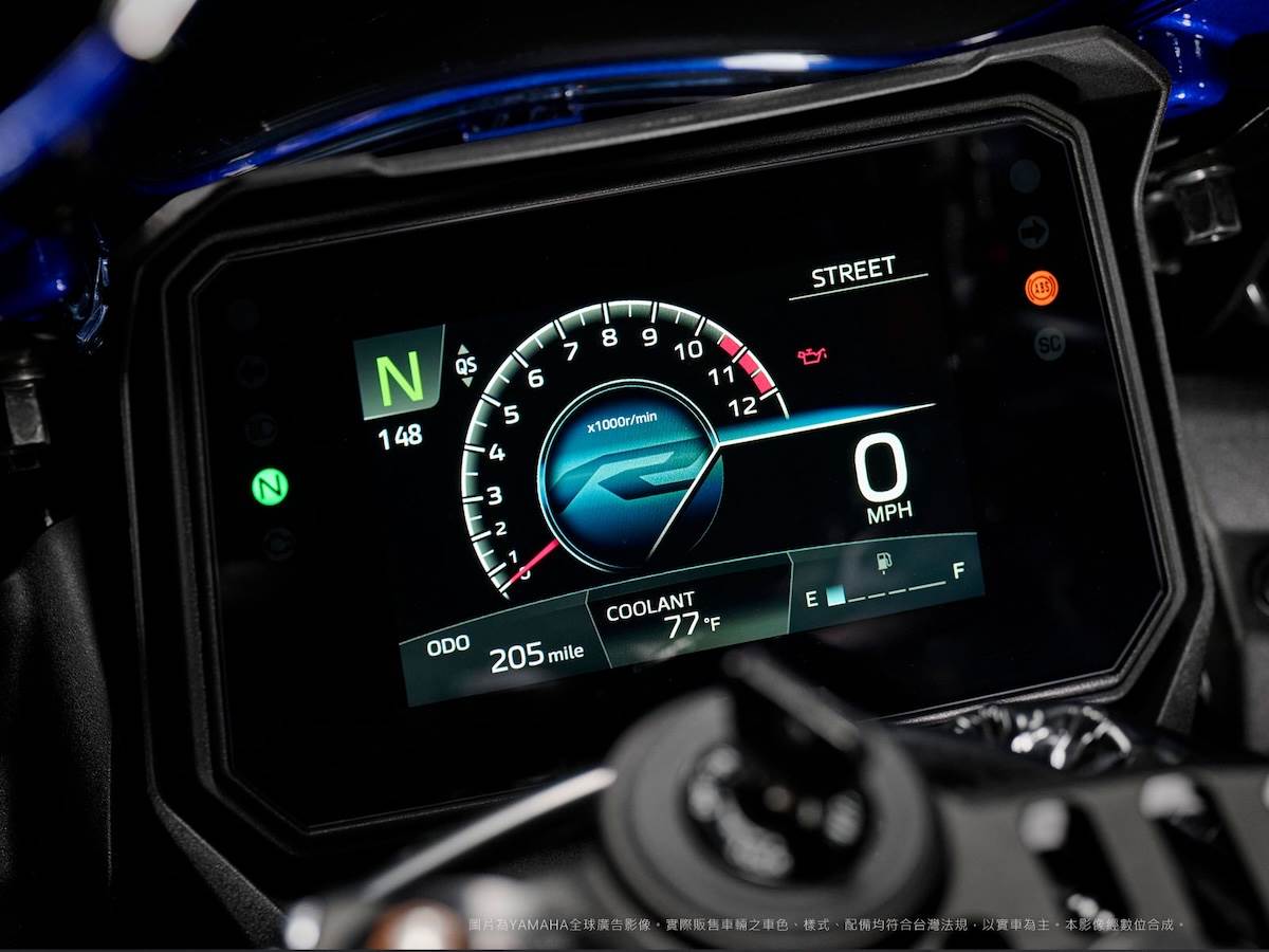 車輛配備5吋TFT全彩儀表板，並支援智慧連線功能，可顯示Garmin StreetCross導航資訊。（圖／台灣山葉提供）