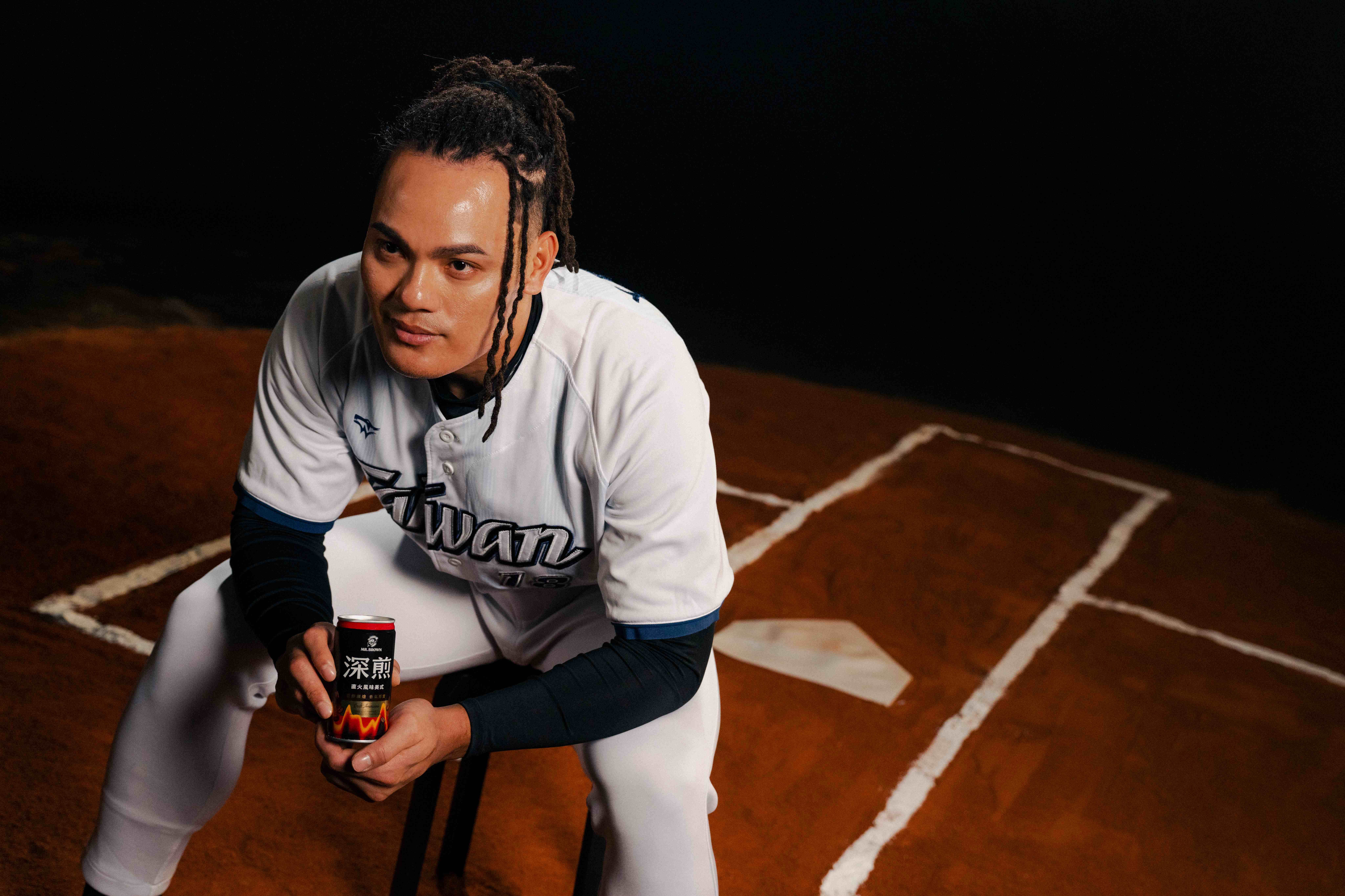 伯朗咖啡攜手產品代言人-張育成，共同詮釋伯朗深煎咖啡所帶來的穩定且厚實的風味。(圖/伯朗咖啡提供)