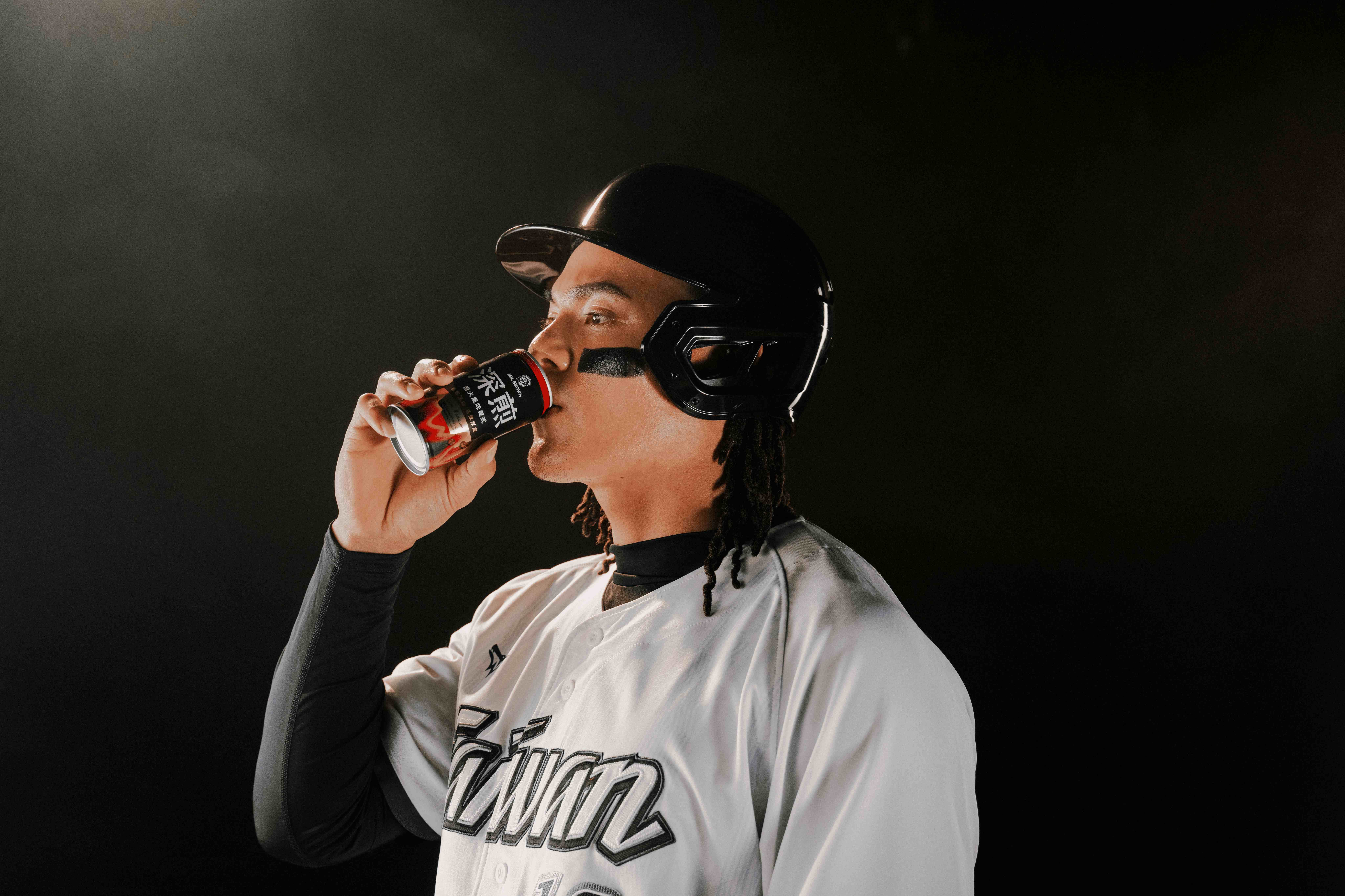 伯朗深煎咖啡嚴選100%單一產區阿拉比卡咖啡豆，以深烘焙工法勾勒出咖啡純粹、細膩的濃厚風味表現。(圖/伯朗咖啡提供)