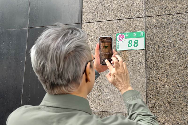 yoxi推出「AI 門牌辨識（Snap to Go）」功能，用戶只需以手機鏡頭對準門牌拍照，系統即可自動辨識並帶入上車地址，省去手動輸入的繁瑣流程。（圖／yoxi提供）