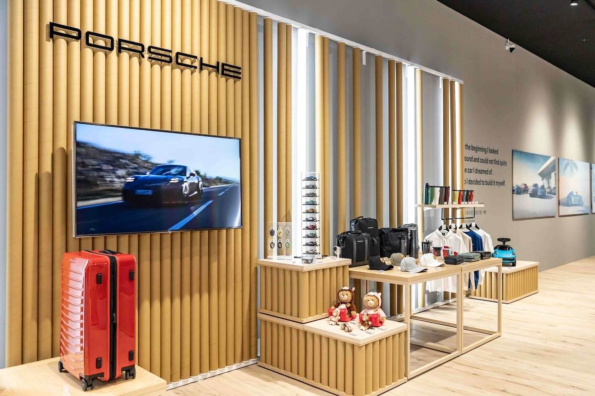 概念店同步陳列保時捷車主獨享精品系列（Porsche Lifestyle）。（圖／Porsche提供）