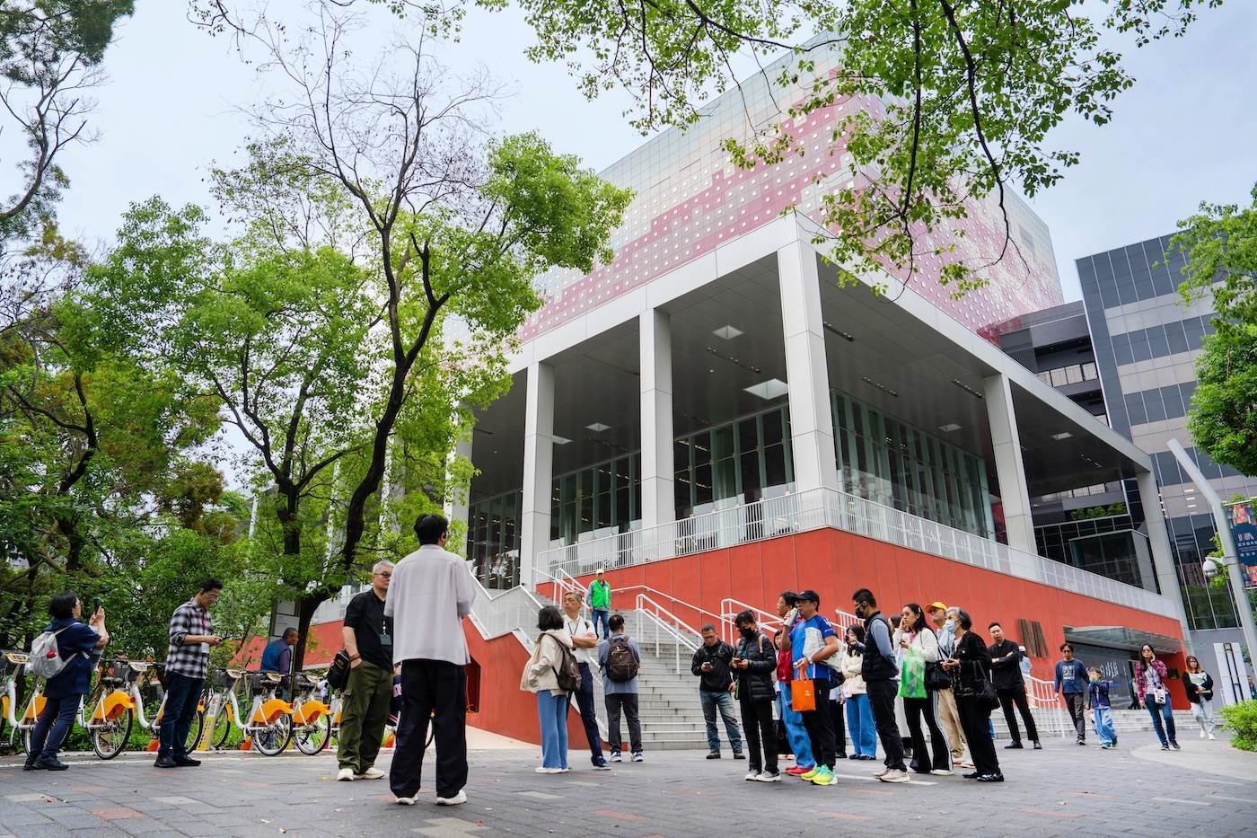 圖說004：國家檔案館建築設計師帶領冠德集團同仁看見建築的構成脈絡。_0