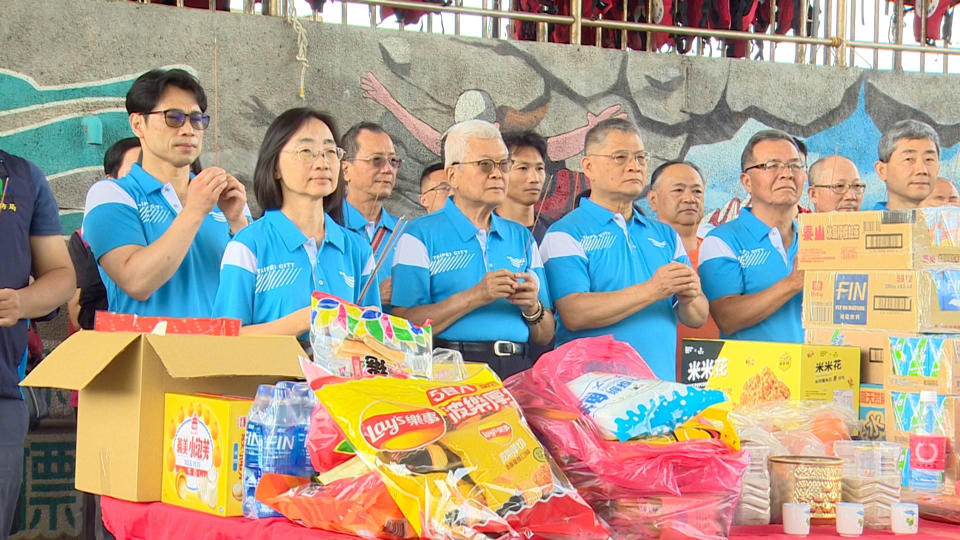 台北市體育局局長游竹萍親自率領工作人員進行祭江，為賽事祈福，並宣告為期一個月的賽前訓練正式啟動。（圖／東森新聞）