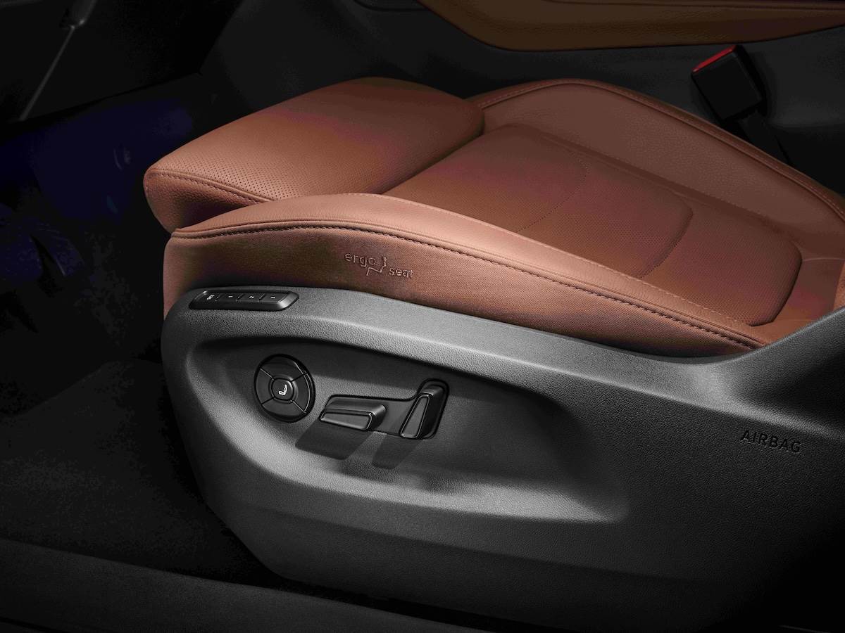 1.5 TSI版本新增「雙前座Ergo人體工學深層通風按摩座椅」。（圖／Škoda Taiwan）