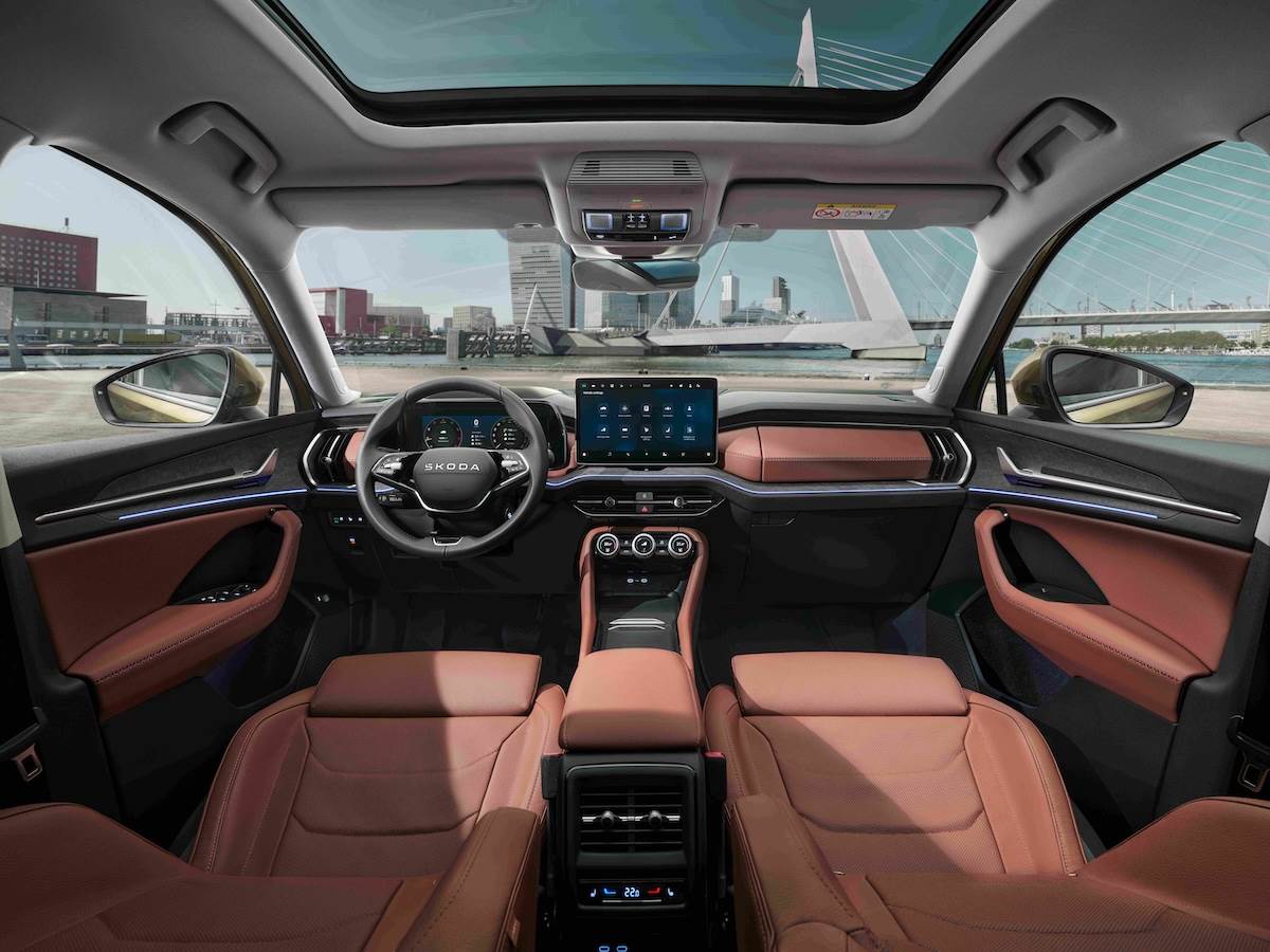 2.0 TSI 4x4版本則新增「全景式電動天窗」。（圖／Škoda Taiwan）
