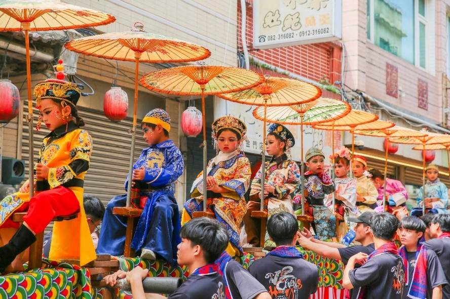 親子蜈蚣座嘉年華登場，展現傳統陣頭文化之美。(圖/金門縣政府提供)