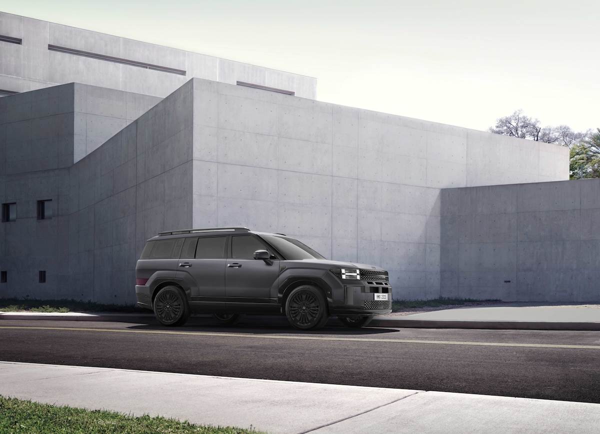 SANTA FE 26.5年式將鐵灰色正式納入常販車色，與白色、銅色共同提供更穩定且多元的車色選擇。（圖／南陽實業提供）