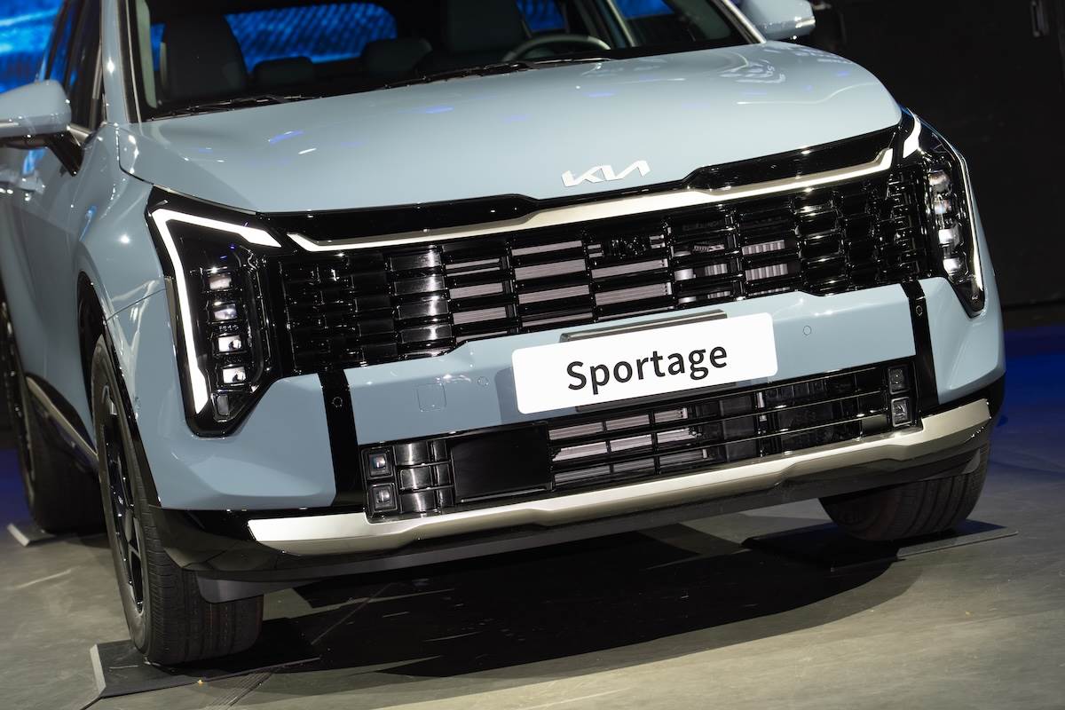 全新Sportage以Kia「Opposites United對立的和諧」設計理念，打造車頭新世代Star Map LED星圖式燈組及立體三維造型水箱護罩，並新增動態迎賓頭尾燈功能。（圖／林昱丞攝影）