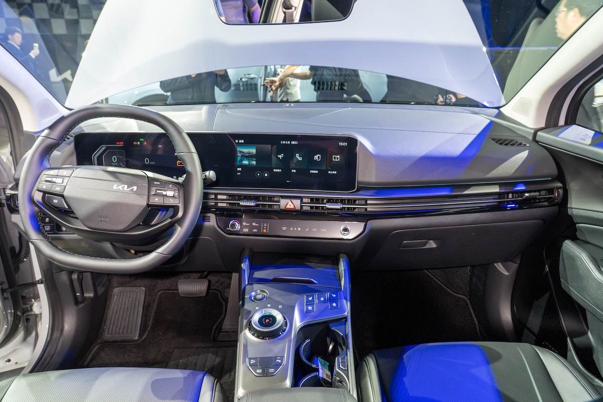 全新Sportage以Kia新世代Double D-Cut雙幅式方向盤與E-Shift電子旋鈕排檔系統，標配全新雙12.3吋全景曲面顯示螢幕。（圖／林昱丞攝影）