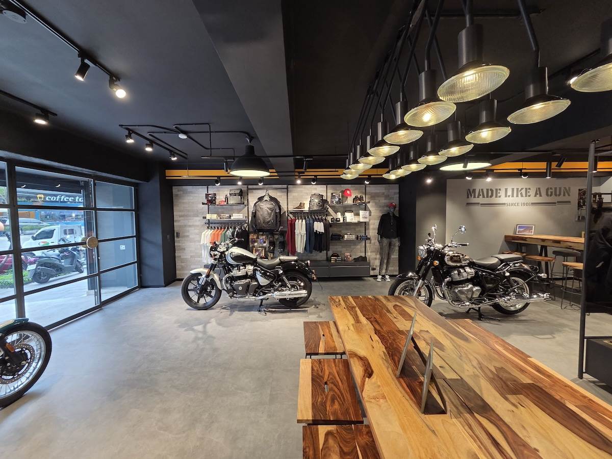 旗艦店採用<a href='/search/tags/英倫復古工業風格/' target='_blank'>英倫復古工業風格</a>，展示旗下350 c.c.與650 c.c.全系列車款。（圖／太古提供）