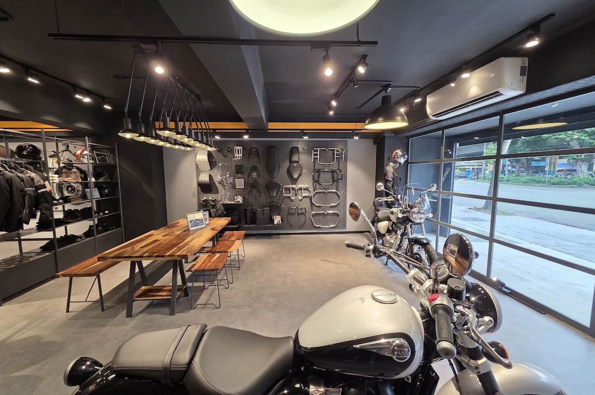 旗艦店規劃四大主題牆面，「歷史牆」、「服飾牆」、「配件牆」，以及「車台牆」。（圖／太古提供）