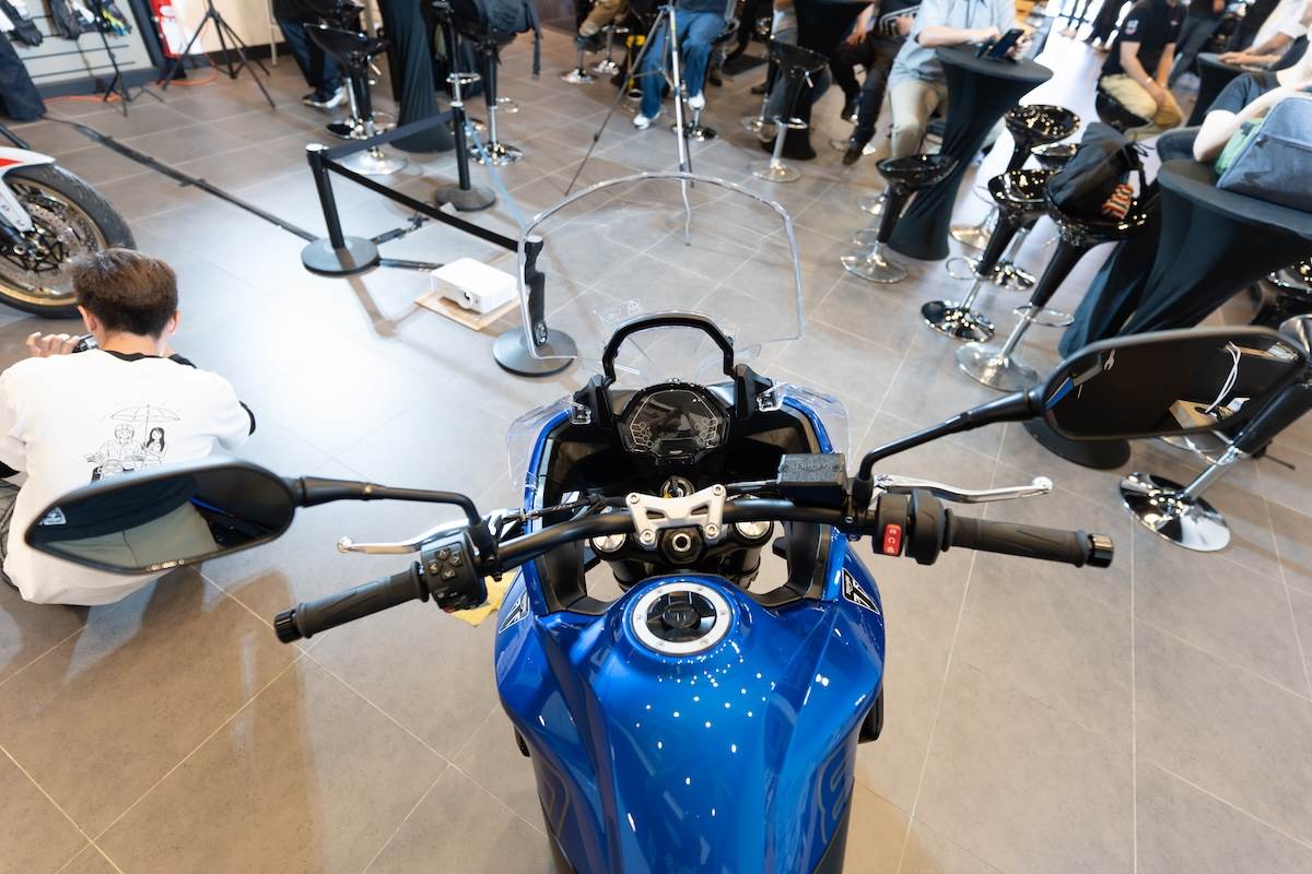 Tiger Sport 800採用直立且寬敞的人體工學設定，搭配835mm座高、舒適座墊、可單手調整風鏡與整合式導流設計。（圖／林昱丞攝影）