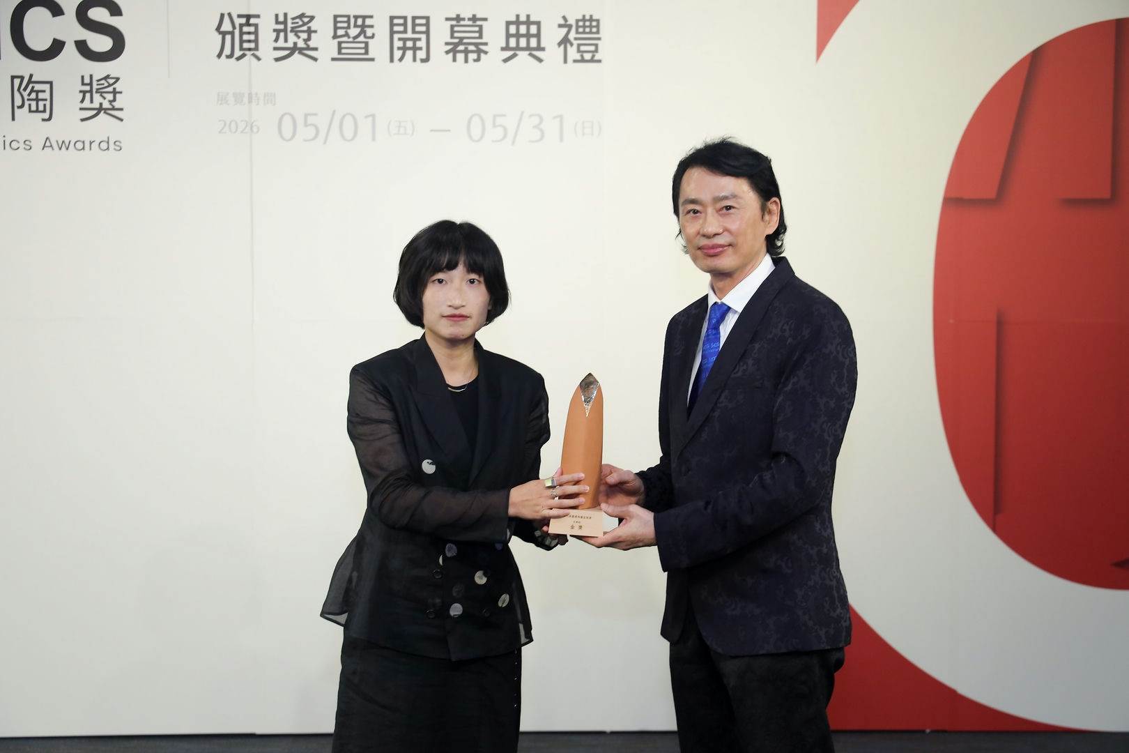 社會組金獎黃曉茹與邱立堅董事長合影
