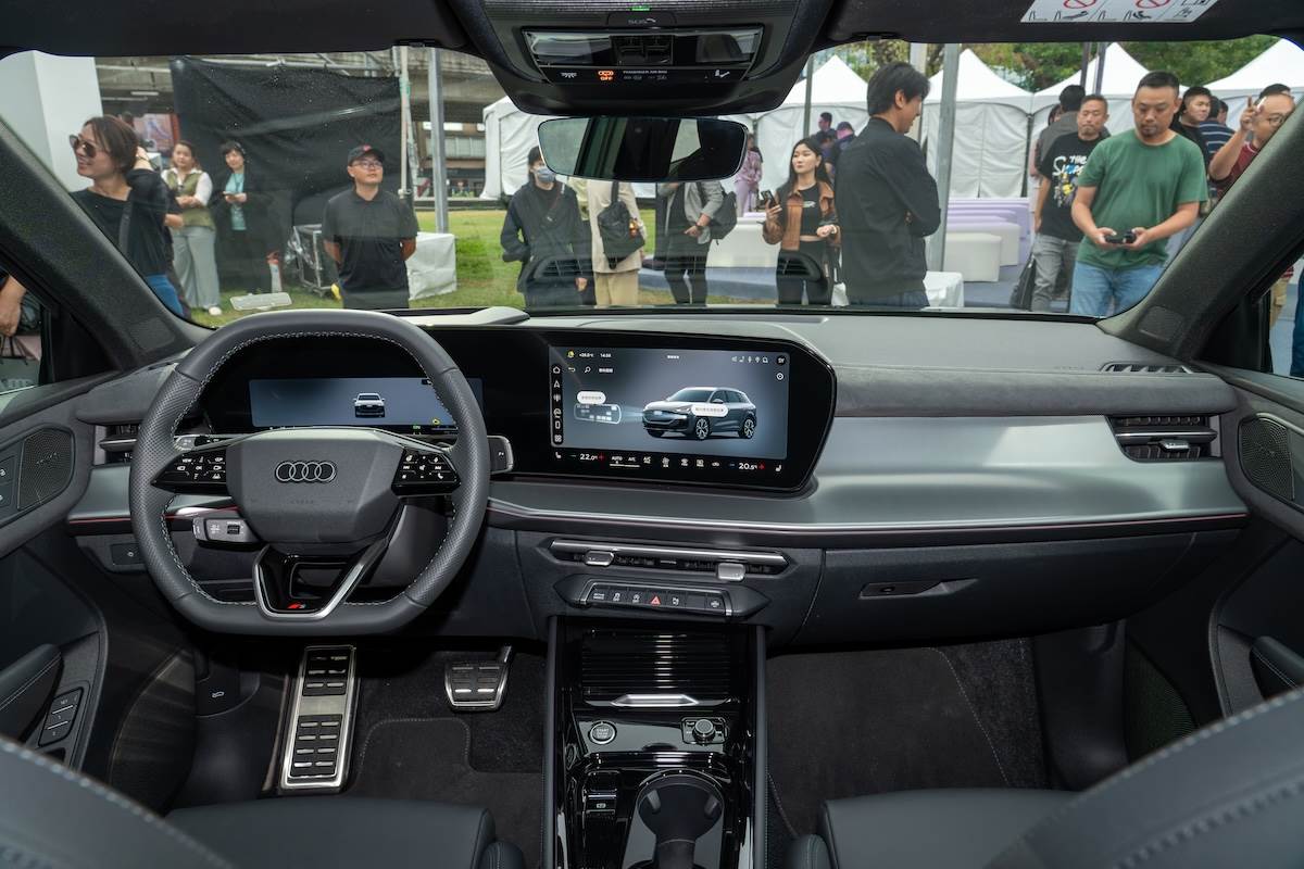 全新Q3車內採用最新的「Digital Stage數位虛擬座艙」，整合11.9吋Audi virtual cockpit plus數位儀表，以及12.8吋中央MMI觸控螢幕。（圖／林昱丞攝影）