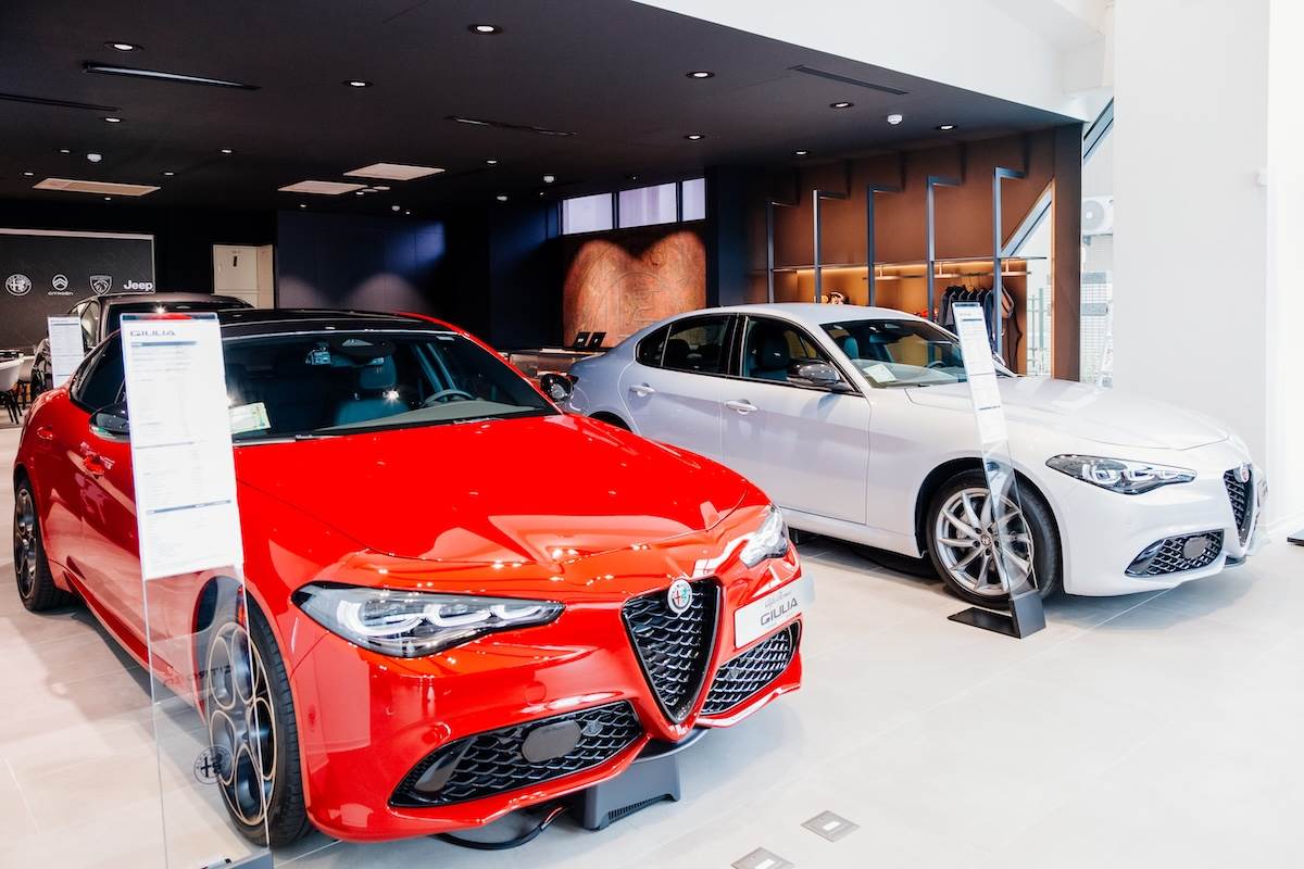 內湖旗艦品牌中心於單一空間內呈現旗下Peugeot、Citroën、Alfa Romeo、Jeep等品牌各自的產品陣容與品牌個性。（圖／寶嘉聯合提供）