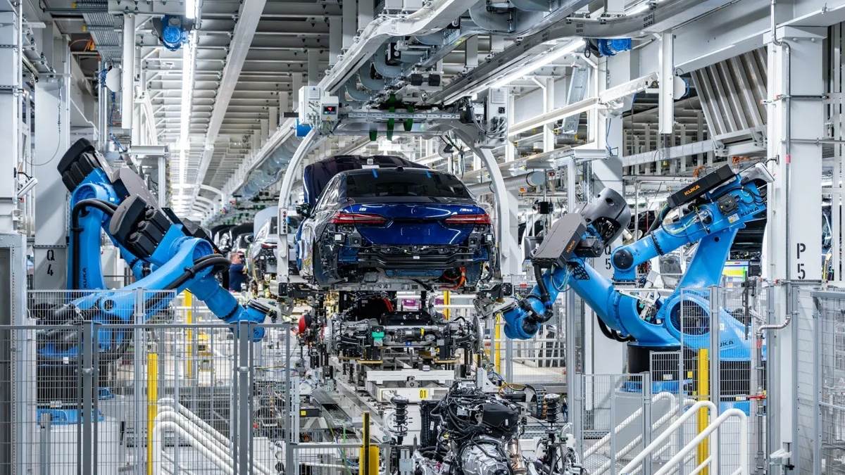 目前BMW正處於從傳統模組化平台向原生電動架構跨越的陣痛期,投入了大量的資源在進行研發也會讓利潤下跌許多。(圖/BMW提供)