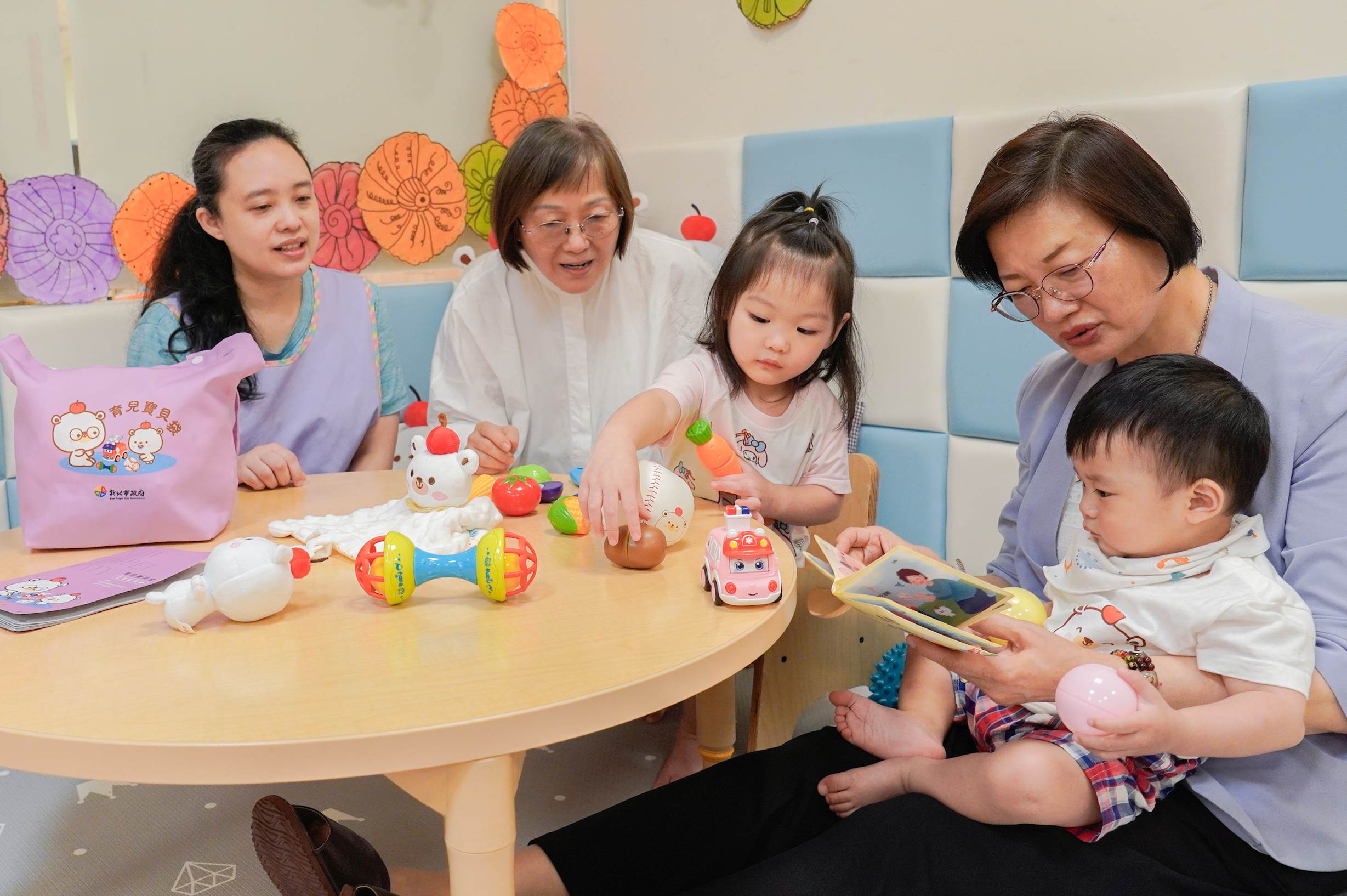 新北市社會局長李美珍（右1）帶領幼兒讀洗澡繪本書。（圖／新北市政府社會局提供）