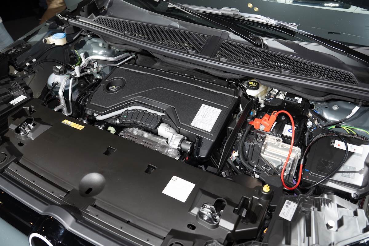 C5 AIRCROSS搭載新世代P2 HYBRID油電混合動力科技，綜效輸出達145匹，極速可達201 km/h，平均油耗則是來到19.9 km/L。（圖／林昱丞攝影）