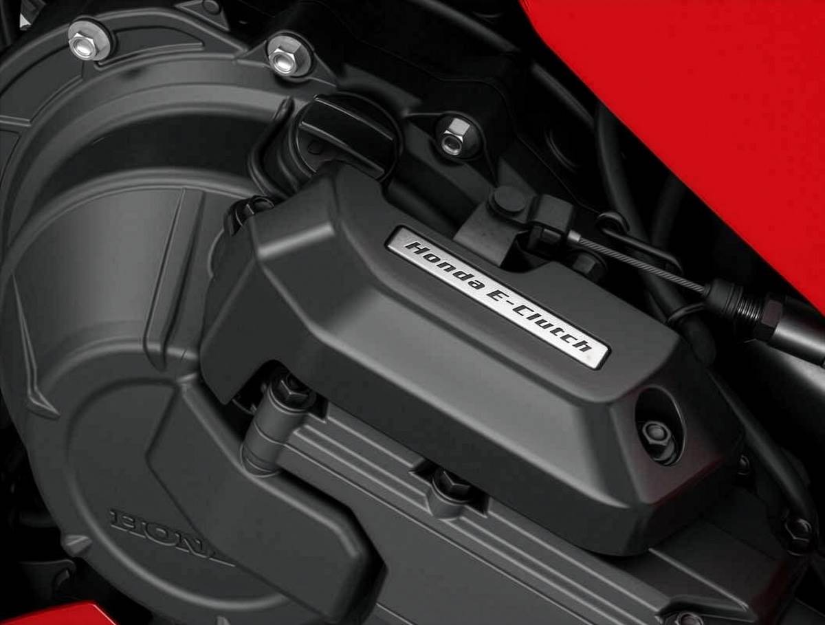 Honda E-Clutch系統透過電子控制取代傳統手動離合器拉桿的操作需求，讓騎士在起步、停車及換檔過程中，無須手動操作離合器。（圖／Honda Taiwan提供）