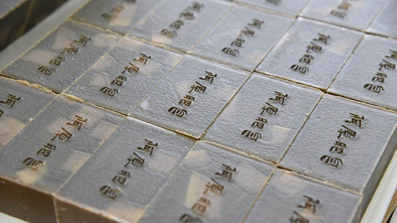 60天靜置熟成，日日伴隨《心經》音樂，讓每一塊阿原肥皂在時間裡沉澱平安。（圖／阿原）