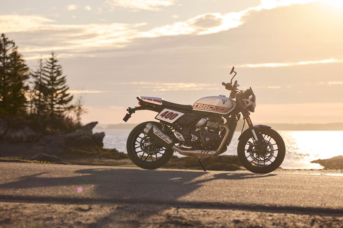 Tracker 400透過短尾座墊、號碼牌造型元素、寬把手以及線條俐落的油箱,共同構築出帶有侵略感的街頭風格。(圖/安東貿易提供)
