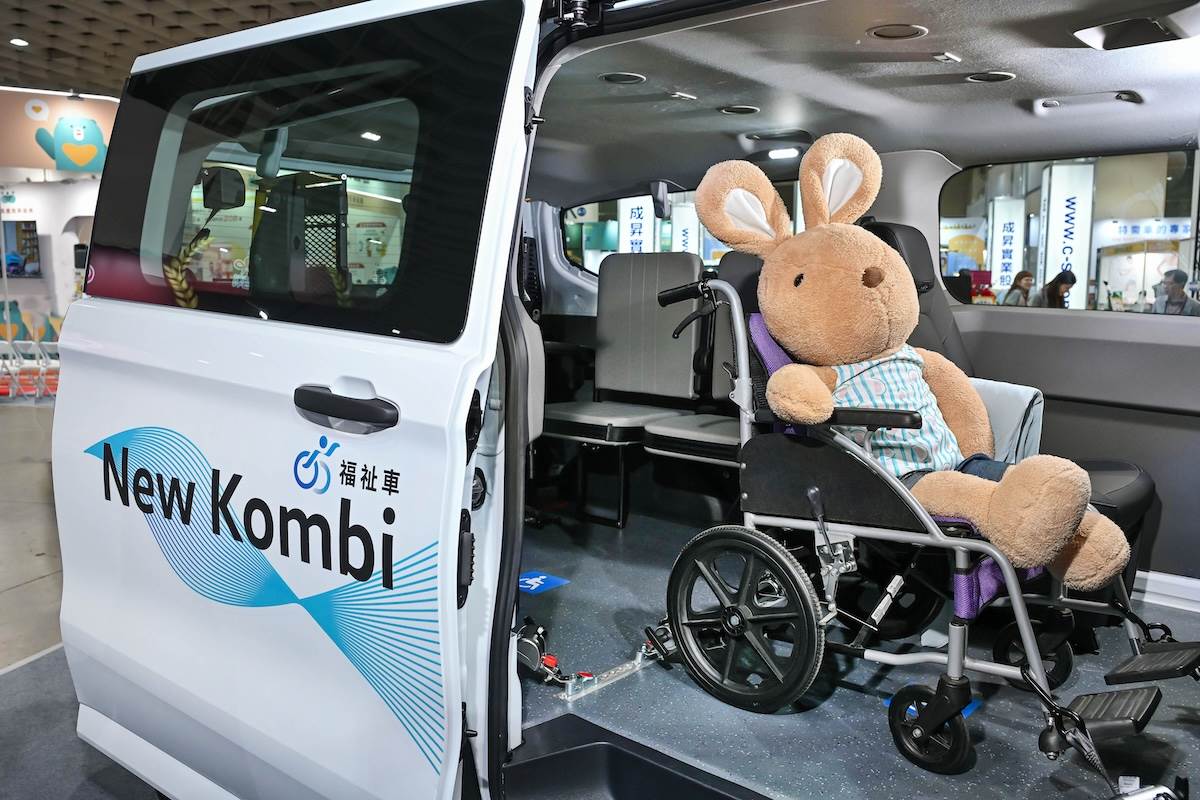 全新Kombi福祉車擁有能輕鬆容納多組輪椅的極大化空間配置，並保有寬敞的照護者作業與伸展空間。（圖／台灣福斯商旅提供）