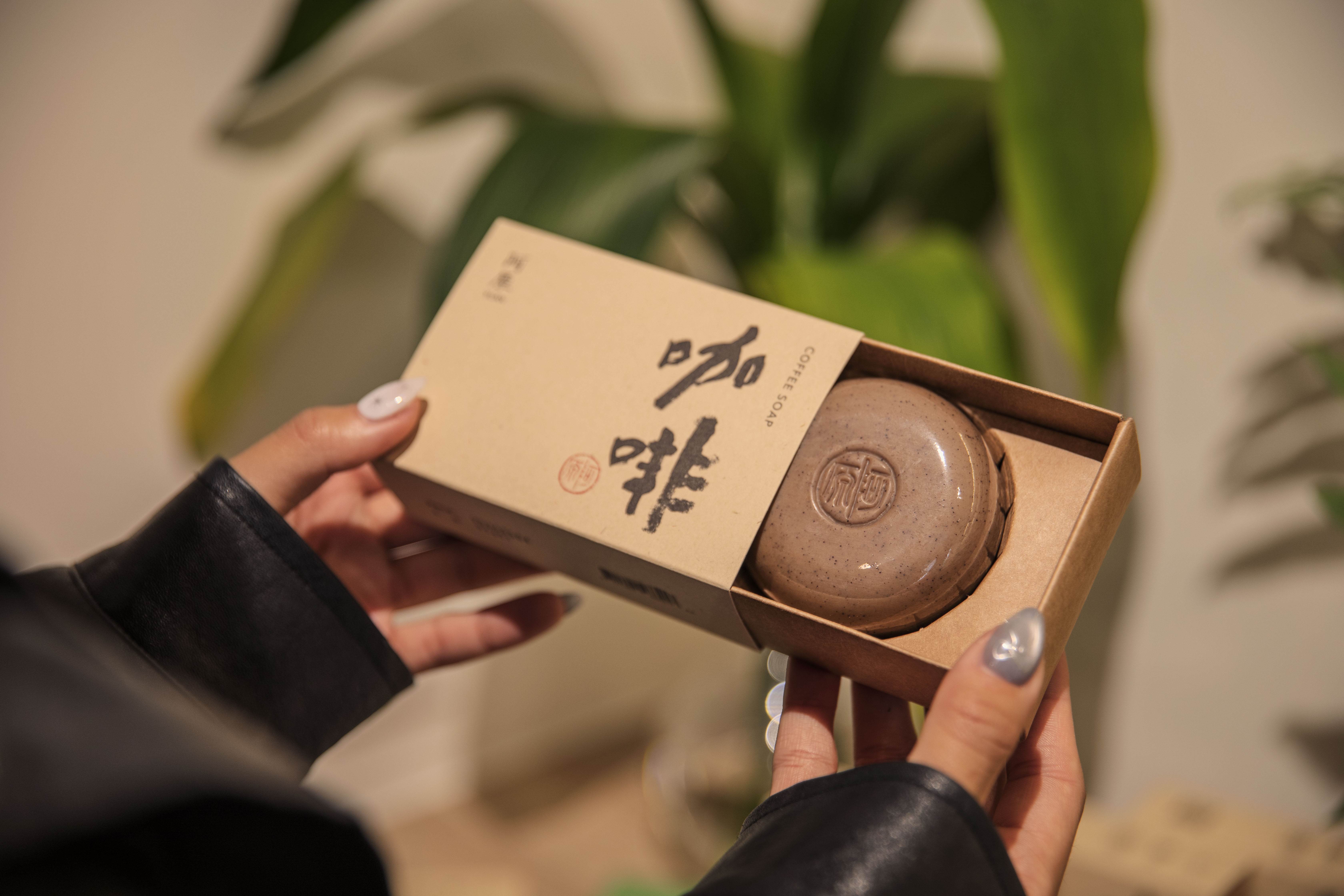 阿原21周年限定【咖啡皂】蘊含細緻咖啡顆粒，洗沐時帶來溫和摩擦感，洗後肌膚清爽細緻。（圖／阿原YUAN提供）