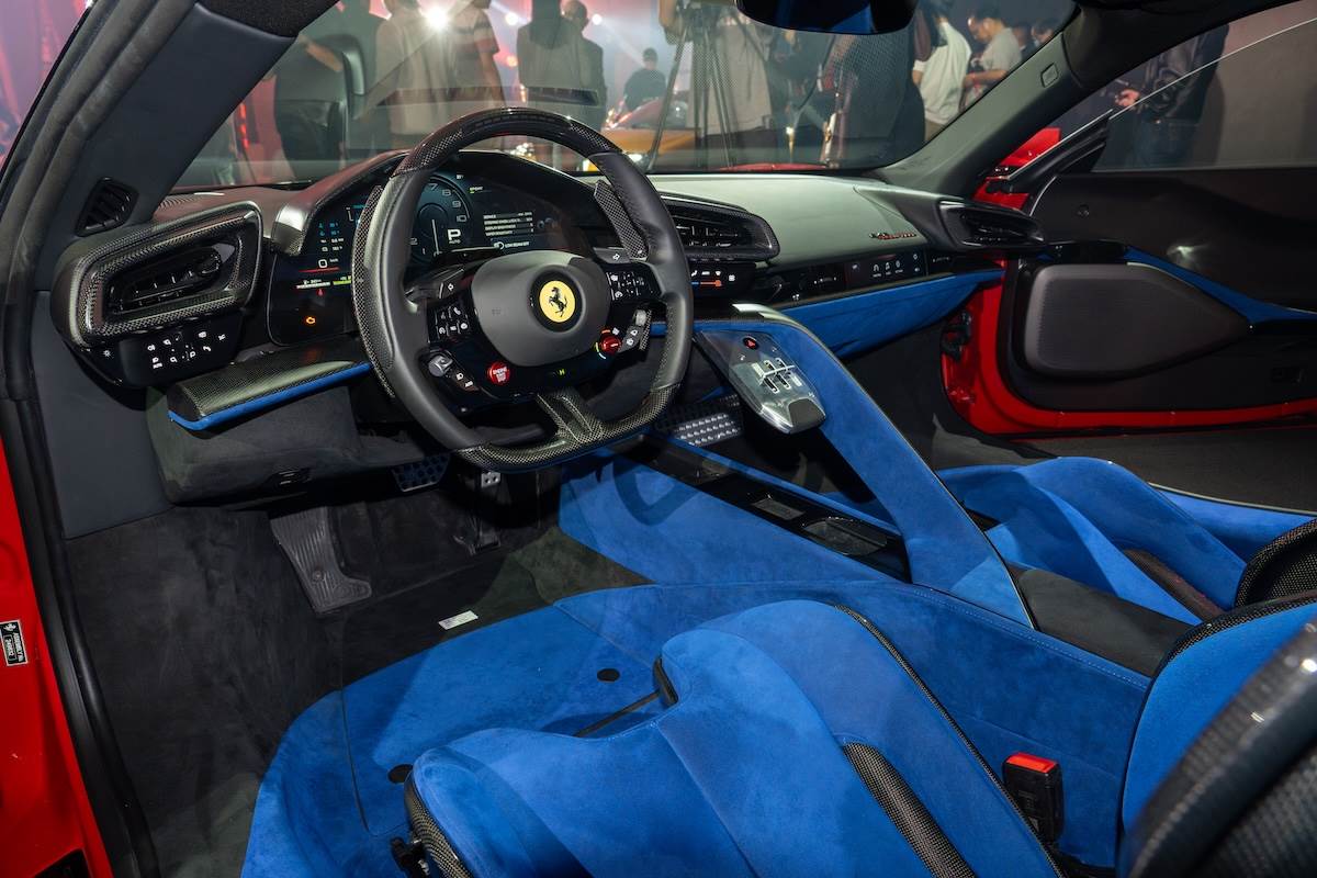 雙座座艙融合了雙門跑車的水平儀表佈局與單座賽車的座艙概念。(圖/林昱丞攝影)