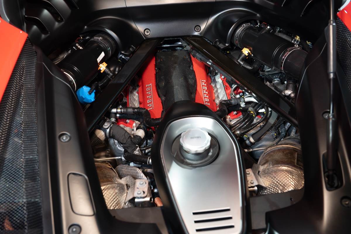 全新849 Testarossa採用插電式混合動力(PHEV),配置以V8雙渦輪增壓引擎搭配三具電動馬達,綜效馬力達到1,050匹。(圖/林昱丞攝影)