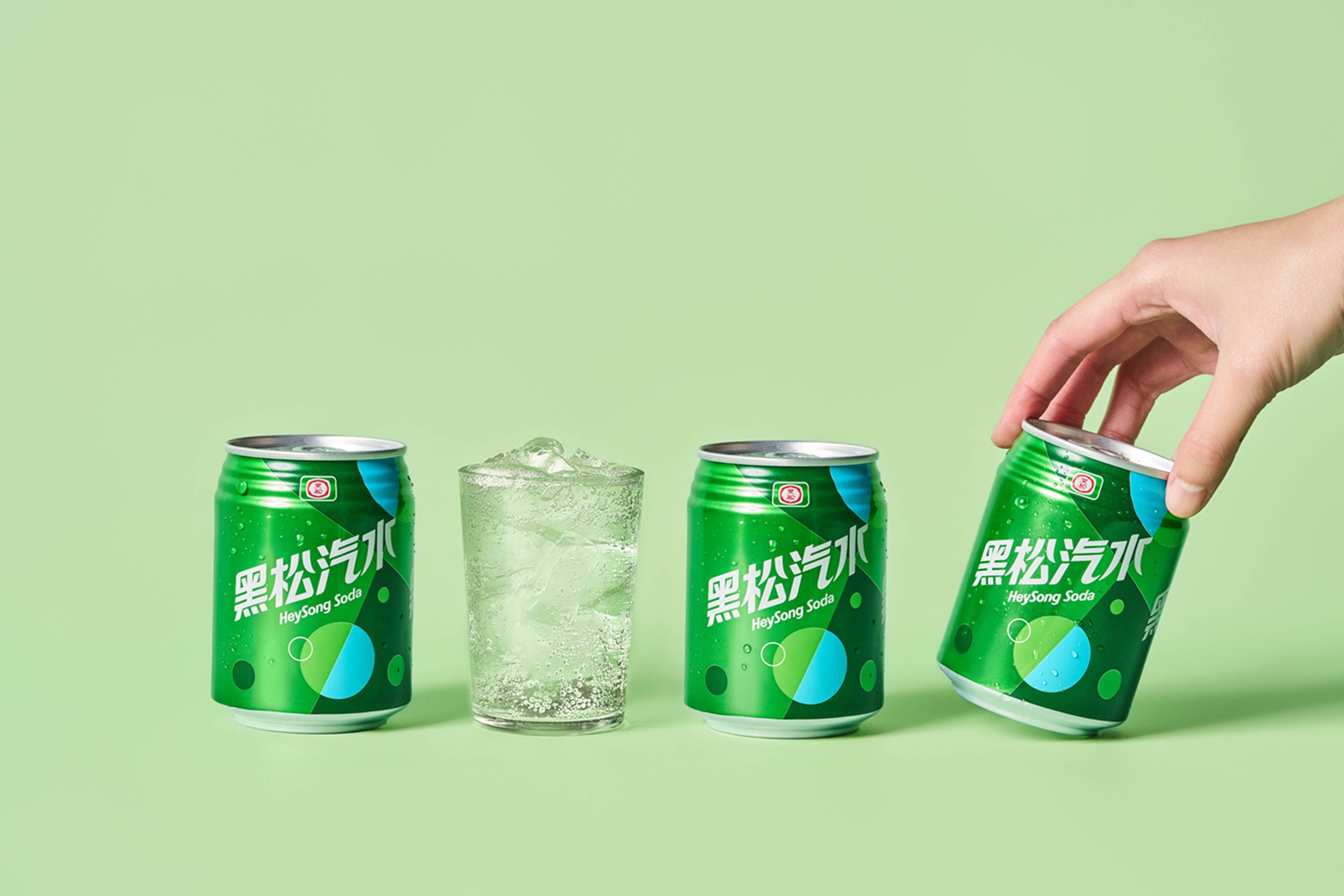 黑松汽水新包裝以深淺綠色斜切色塊呼應冰塊俐落切割的經典意象，堆疊豐富背景層次。(圖/黑松提供)