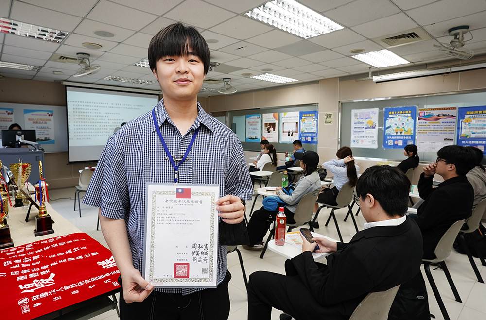 會計系碩一學生林聖諺分享，大學期間透過系上完整課程規劃，順利考取普考記帳士，目前正積極準備會計師考試。(圖/文化大學提供)