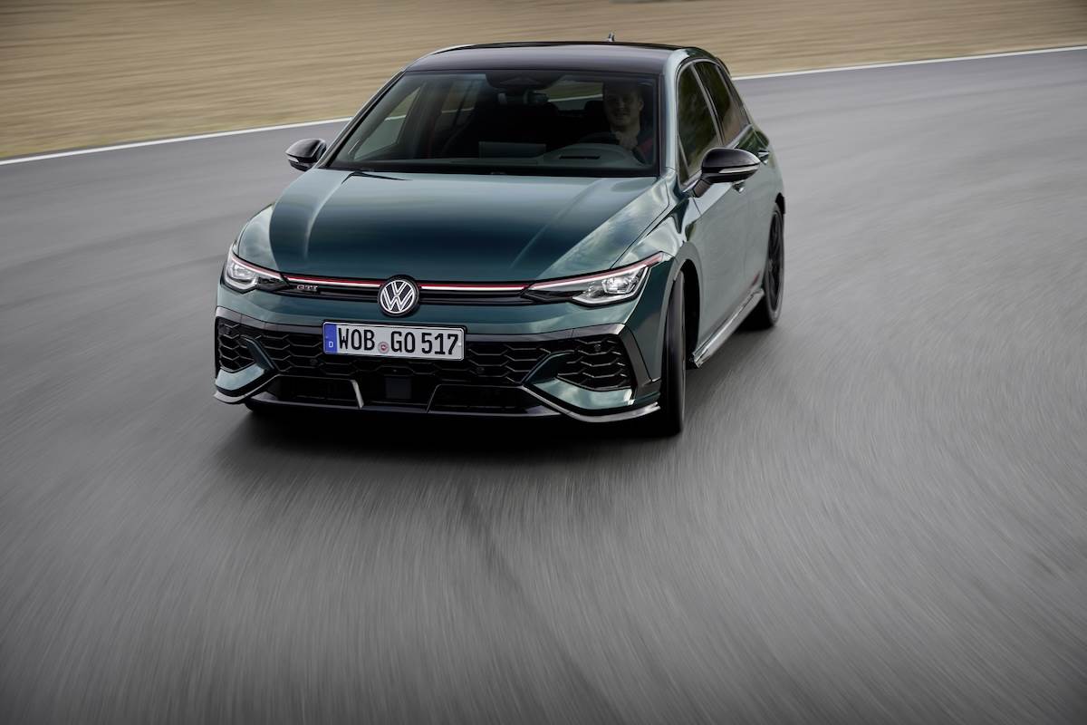 「Dark Moss Green Metallic競域綠」為Golf GTI EDITION 50專屬限定車色。（圖／台灣福斯汽車提供）