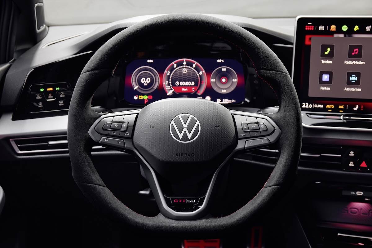 Golf GTI EDITION 50座艙部分則延續GTI經典設計DNA。（圖／台灣福斯汽車提供）