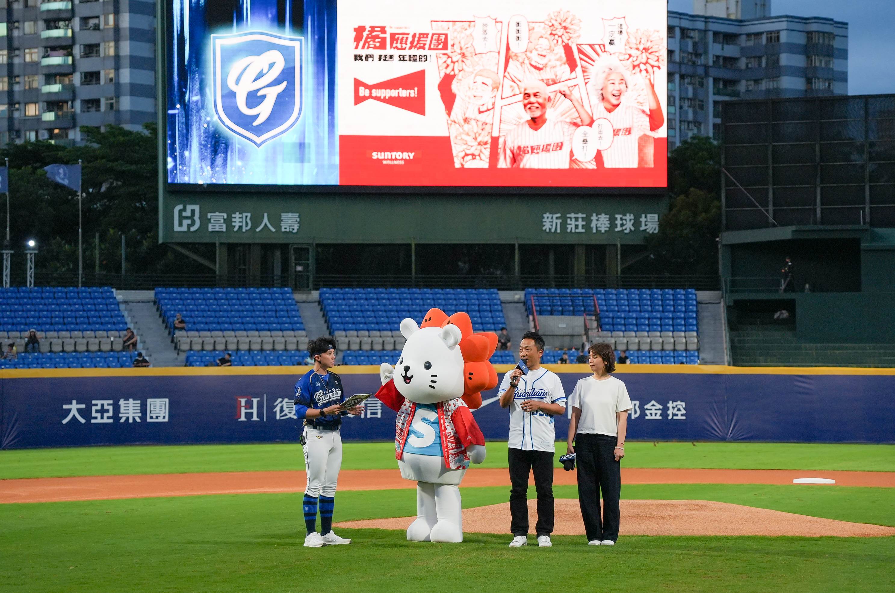 三得利健益總經理阪井順一正式宣布與富邦悍將展開合作，鼓勵球迷朋友們帶著家中長輩一起來到球場，讓所有銀髮長者都能親自感受這份跨越年齡的熱血時刻！（圖／三得利提供）