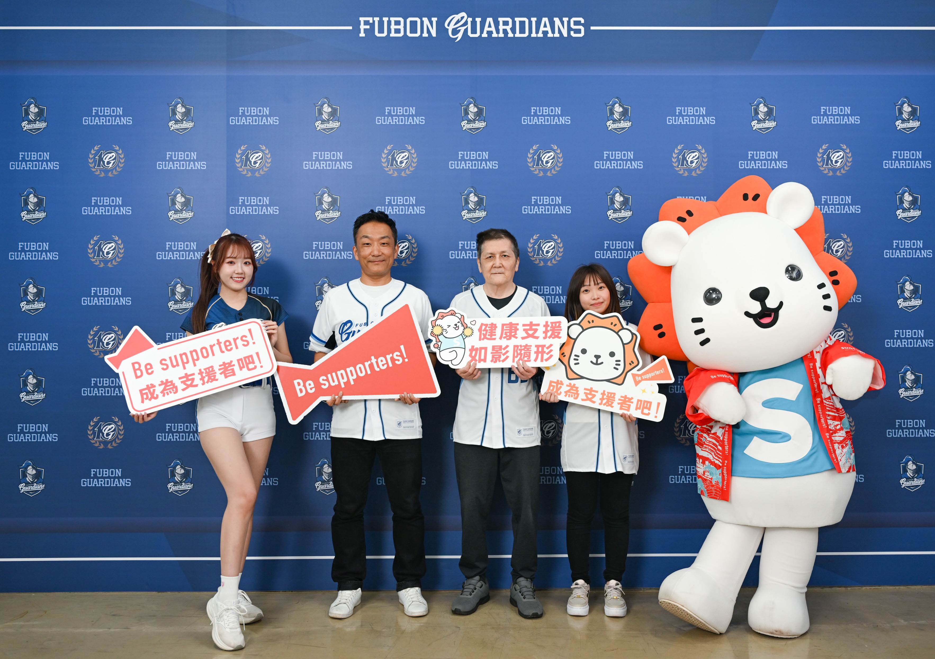 「Be supporters！」 計畫將在今年攜手富邦悍將球員、啦啦隊 Fubon Angels 安排5場新北市長照機構拜訪活動，透過實際交流，展現不分年齡、一起應援的熱血時刻。（圖／三得利提供）